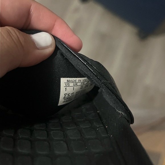 Adidas youth black sandals size 1 - Picture 3 of 3